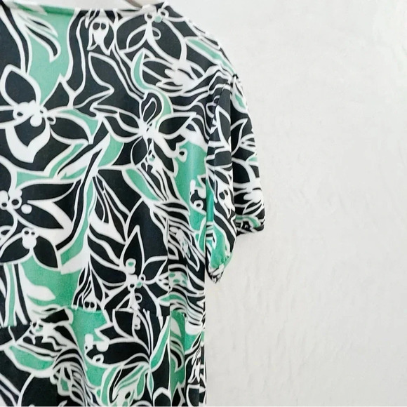 Style & Co || Women’s  Kelly Green and Black Floral Drapey Blouse 1X - Picture 5 of 10